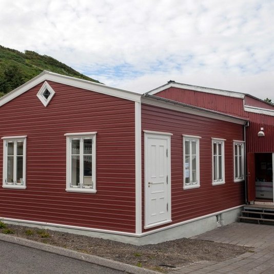 Gúttó á Sauðárkróki var byggt árið 1897 og var leikhús bæjarins fram á þriðja áratug síðustu aldar. Nú hýsir það myndlistarfélagið Sólon. Mynd af netinu.