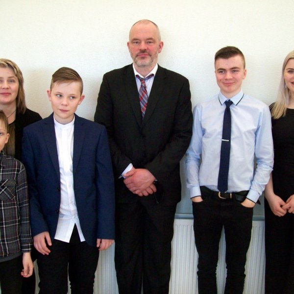 Matgæðingarnir Kristín Guðbjörg og Hannes Guðmundur ásamt börnum sínum.