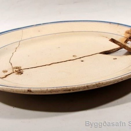 Steikarfat frá Vatnskoti í Hegranesi. Fatið hefur brotnað og sprungið, en verið spengt með garnspotta og járnvír. Það hefur sennilega verið soðið saman með mjólk eða álíka efni, eins og stundum var gert.