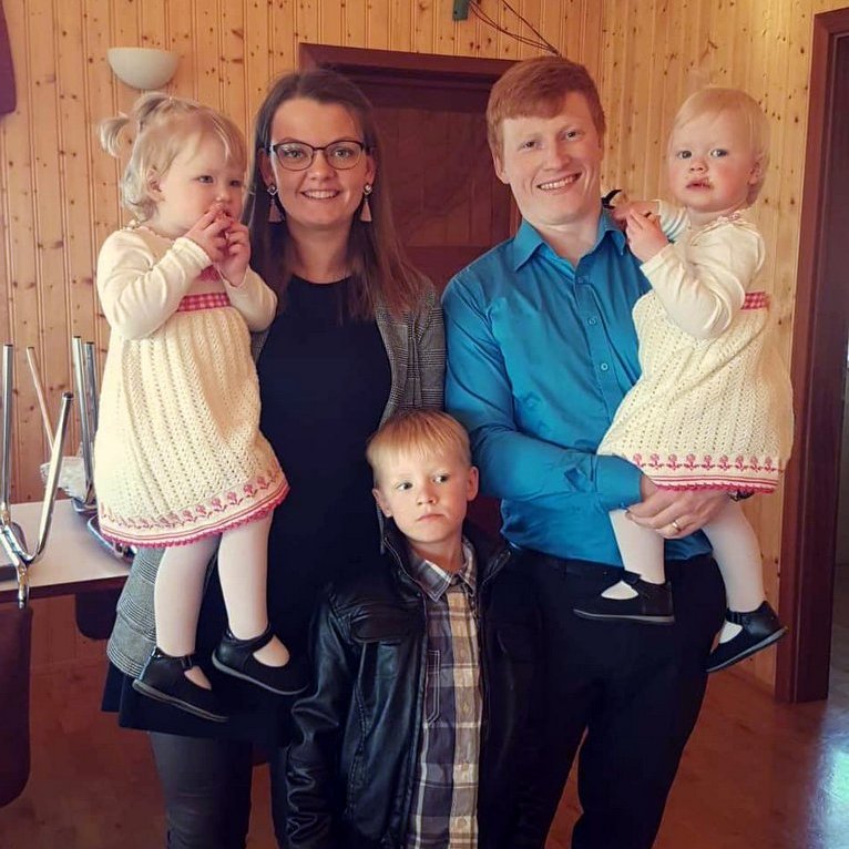 Matgæðingafjölskyldan, Ingibjörg Signý og Hjálmar Björn ásamt börnum sínum. Aðsend mynd.