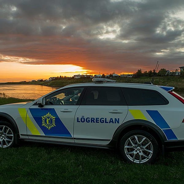 Lögreglan á Norðurlandi vestra biður fólk að vera á varðbergi. Og til að forðast misskilning er rétt að taka fram að þetta er ekki farartæki þjófanna. Þetta er lögreglubíll. MYND: HÖSKULDUR B. ERLINGSSON