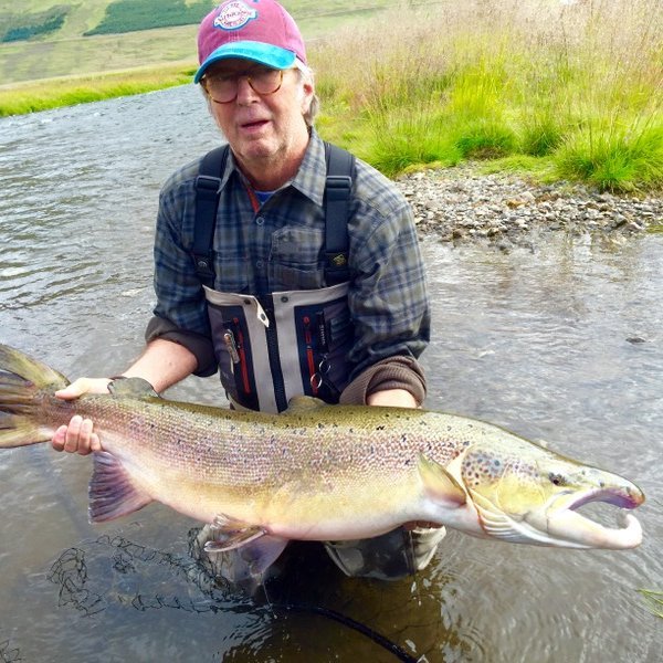 Eric Clapt­on sumarið 2016 með 108 cm lax úr Línufljóti í Vatns­dalsá. Mynd:vatnsdalsa.is