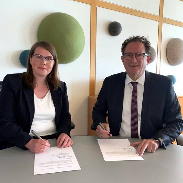 Frá undirritun samkomulagsins. Kristján Þór Júlíusson, sjávarútvegs- og landbúnaðarráðherra og Guðfinna Harpa Árnadóttir, bóndi á Straumi í Hróarstungu og formaður Landssamtaka sauðfjárbænda. Mynd:stjornarradid.is