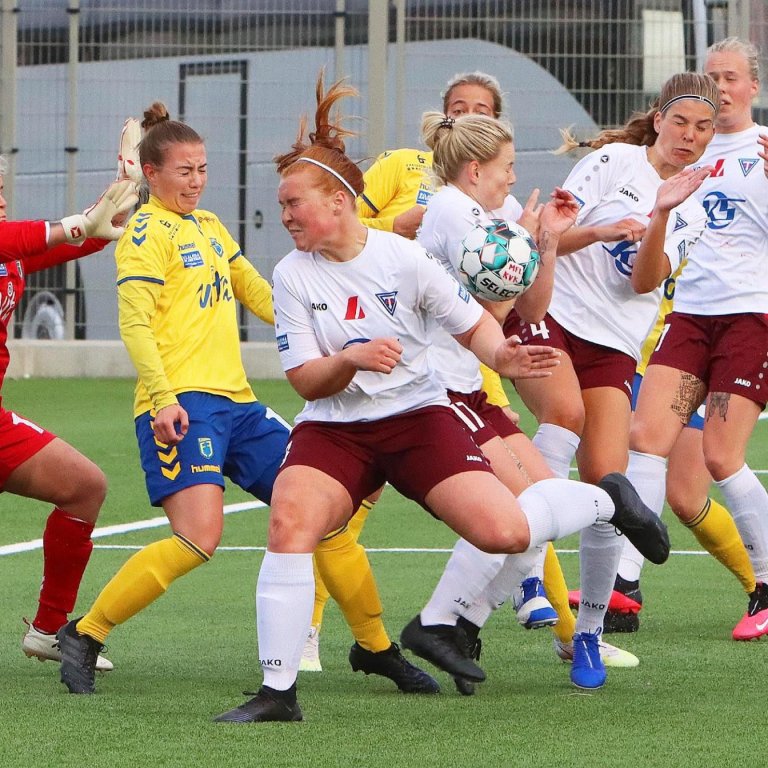 Ógn og skelfing í vítateig Fjölnis. Það er greinilega kraftur í hornspyrnunum frá Jackie. MYNDIR: ÓAB