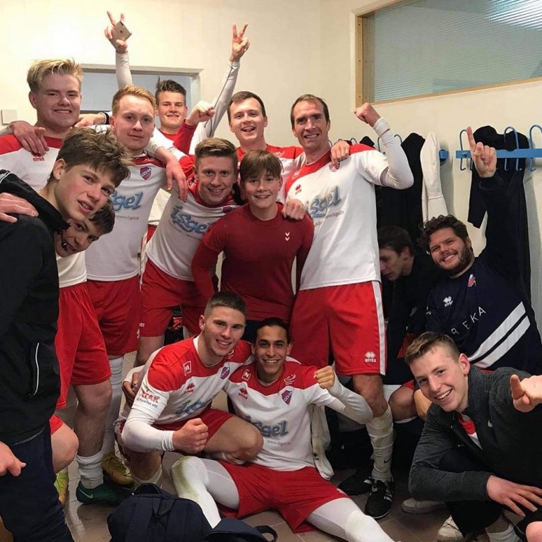 Leikmenn Kormáks/Hvatar fagna góðum sigri á liði KÁ. MYND AF FACEBOOK