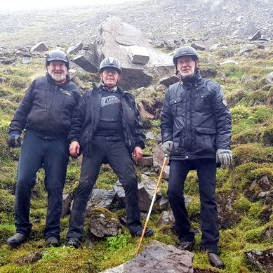 Plattinn kominn upp ásamt kassanum góða sem hýsir gestabókina. Kempurnar þrjár, Þórólfur Pétursson, Sigurður Hansen og Ingimar Ingimarsson glaðbeittir eftir gott dagsverk. Myndir PF.