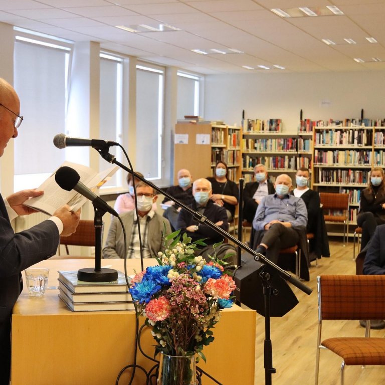 Sölvi Sveinsson les upp úr Skagfirðingabók 40. Gestir með grímur í bakgrunni. MYNDIR: ÓAB