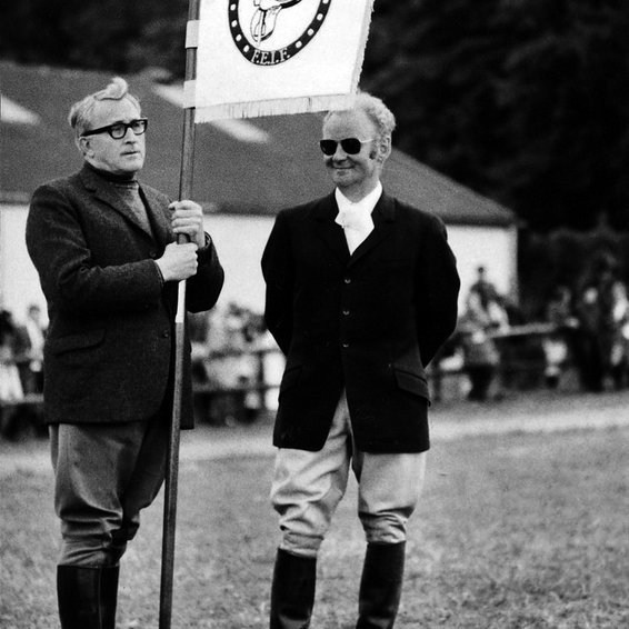 Frá fyrsta Evrópumóti íslenskra hesta á myndinni eru Gunnar Bjarnason (til vinstri) og mótshaldarinn Walter Feldmann eldri. „Um miðjan sjöunda áratuginn var farið að halda árlegt mót fyrir íslenska hesta í Aegidienberg og þar hittust Íslandshestavinir víðsvegar úr Evrópu en stofnfundur FEIF var einmitt haldinn við slíkt tækifæri árið 1969.“ (Íslenski hesturinn, útg. MM og SÍH, 2004, bls. 308). Ljm. úr safni SÍH, Friðþj. Þorkelsson.