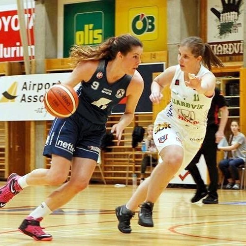 Salbjörg Ragna með boltann í hörkuslag gegn Njarðvík í október sl. Mynd: Víkurfréttir.