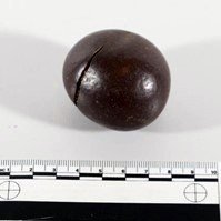 Lausnarsteinn (BSk 1993:1) sem fannst í fjörunni á Sauðárkróki. Árni Árnason frá Kálfárdal fann steininn og gaf til safnsins.