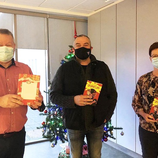 Frá afhendingu bókanna til skólastjórnenda Árskóla. Frá vinstri: Óskar G. Björnsson skólastjóri, Róbert Óttarsson frá Sauðárkróksbakaríi og Hallfríður Sverrisdóttir aðstoðarskólastjóri. MYND: ÁRSKÓLI.IS