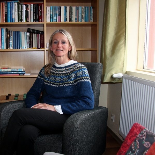 Mynd: Inga við bókahillurnar í Tangahúsinu á Borðeyri þar sem hún rekur gistiheimili. Mynd:FE