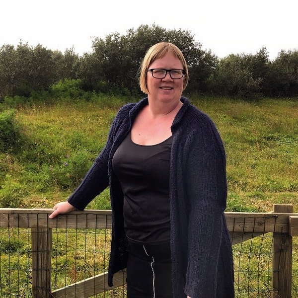 Kristín Einarsdóttir í blárri peysu en blátt er hennar uppáhaldslitur. Aðsendar myndir.
