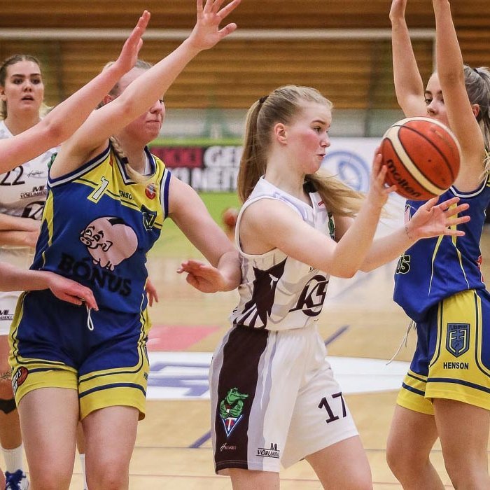 Marín Lind átti mjög góðan leik í gærkvöldi. Hér er hún með boltann í leik gegn Fjölni b um liðna helgi. MYND: HJALTI ÁRNA