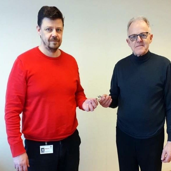 Jóhannes Torfason, framkvæmdastjóri Ámundakinnar, afhendir Ragnari Bjarnasyni, útibússtjóra Verkís á Norðurlandi, lykla að húsnæðinu  Aðsend mynd.