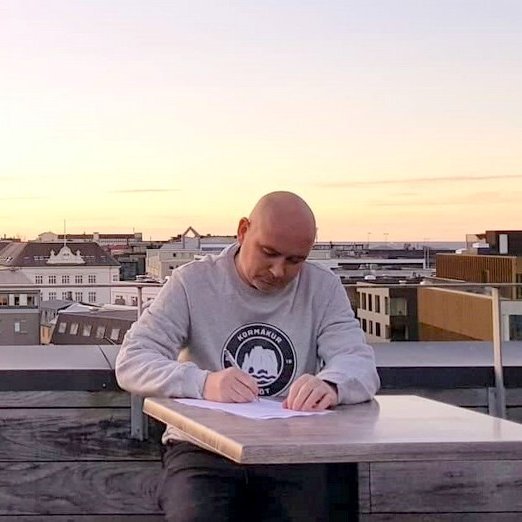 Við undirritun samnings fyrir um mánuði síðan.