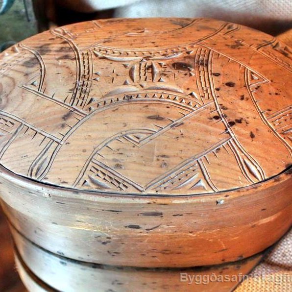 BSk 1995-119. Smjöraskja úr furu. Öskjunni fylgdu þær upplýsingar að hana hafi gert Stefán askasmiður. Askjan var gefin af Steingrími Friðrikssyni (1906-1997), en hann keypti hana á uppboði um 1953 af Vigfúsi Magnússyni, bátasmiði frá Selnesi.