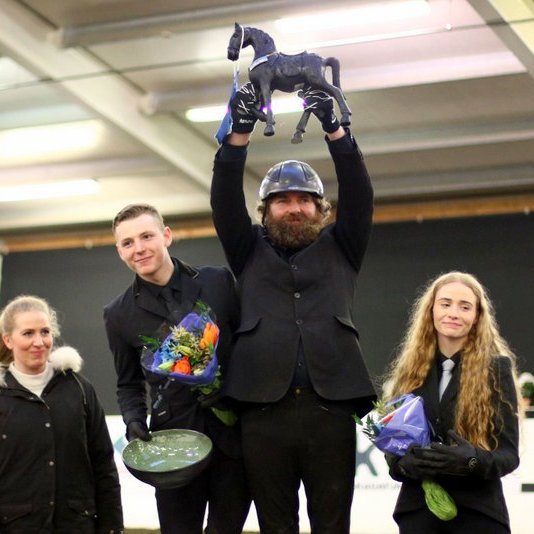 Kampakátir liðsmenn Íbishóls eftir spennandi keppni Meistaradeildar KS í hestaíþróttum í síðustu viku. Mynd af FB.