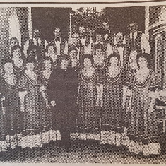 Fyrir 38 árum hófst Sæluvika Skagfirðinga formlega með messu í Sauðárkrókskirkju þar sem batikbúningar Kirkjukórs Sauðárkróks voru teknir í notkun. Mynd úr Feyki 13. apríl 1983.