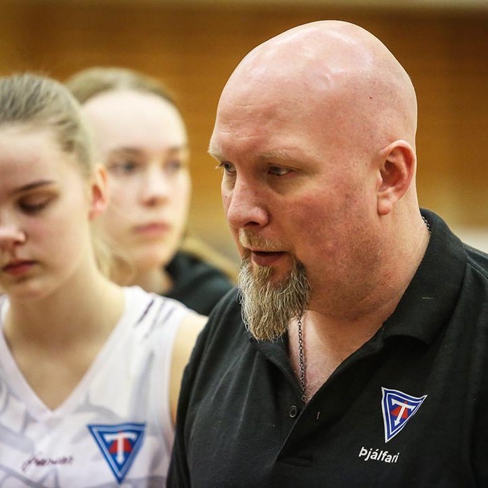 Árni Eggert fer yfir málin. MYND: HJALTI ÁRNA