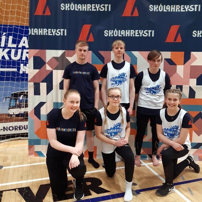 Kampakátir sigurvegarar úr Grunnskóla austan Vatna. Í dökku bolunum eru varamennirnir Arnór Freyr Fjólmundsson og Katla Steinunn B. Ingvarsdóttir, í miðið Vignir Nói Sveinsson og Njála Rún Egilsdóttir sem kepptu í einstaklingsgreinum og loks Konráð Jónsson og Agla Rut Egilsdóttir í hraðabrautinni. Mynd: Þórunn Eyjólfsdóttir.