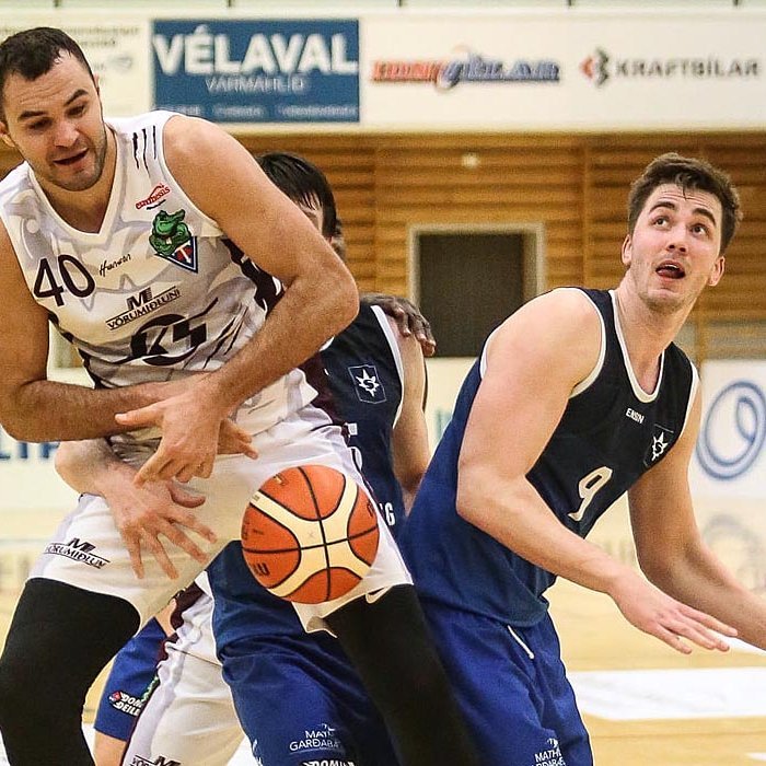 Udras í baráttunni og boltinn laus. MYND: HJALTI ÁRNA