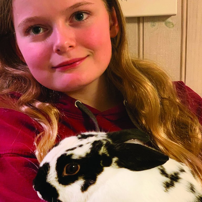 Súsanna Guðlaug Halldórsdóttir og kanínan Snúbbi. Mynd aðsend.