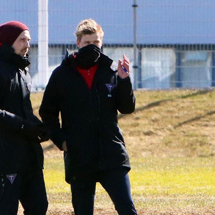 Þjálfararnir Guðni Þór og Óskar Smári fara yfir málin á hliðarlínunni. MYND: ÓAB