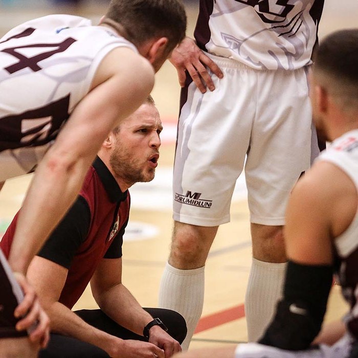Baldur Þór fer yfir málin með leikmönnum Tindastóls í síðasta leik. MYND: HJALTI ÁRNA