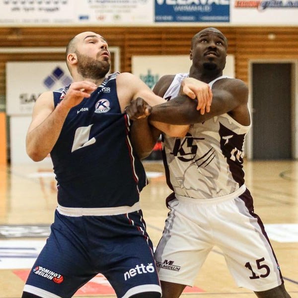 Flenard Whitfield og Dominykas Milka berjast í leik liðanna í Síkinu á dögunum. MYND: HJALTI ÁRNA