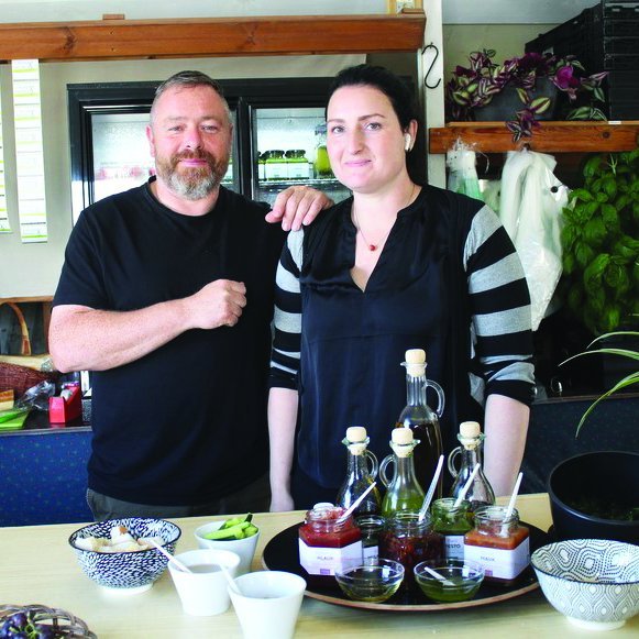 Dagný og Róbert við afgreiðsluboðið í Laugarmýri.