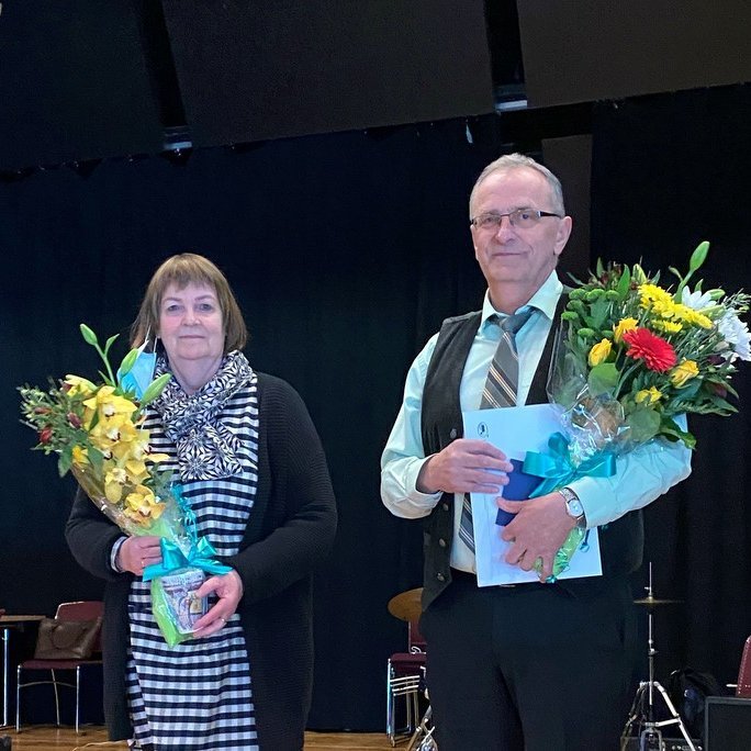 Hjónin Margrét Guðbrandsdóttir og Stefán R. Gíslason fengu blóm í tilefni tímamóta þeirra við Tónlistarskóla Skagafjarðar en þau hafa bæði látið af stöfum. Myndir aðsendar.