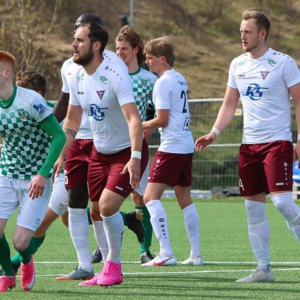 Tindastóls gera sig klára í að verjast aukaspyrnu en höfðu ekki erindi sem erfiði í þetta skiptið. MYND: ÓAB