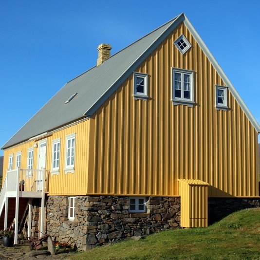 Áshúsið stendur reisulegt á safnssvæðinu í Glaumbæ, prýðilegur fulltrúi timburhúsa frá 19. öld.