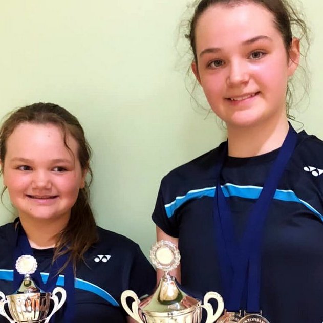 Júlía Marín og Emma Katrín með bikarana sína eftir gott Íslandsmeistaramót í vor. Aðsend mynd.