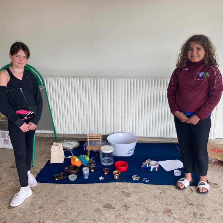 Ásthildur Una og Syrine Pálína með glæsilega tombólu. Mynd: SMH