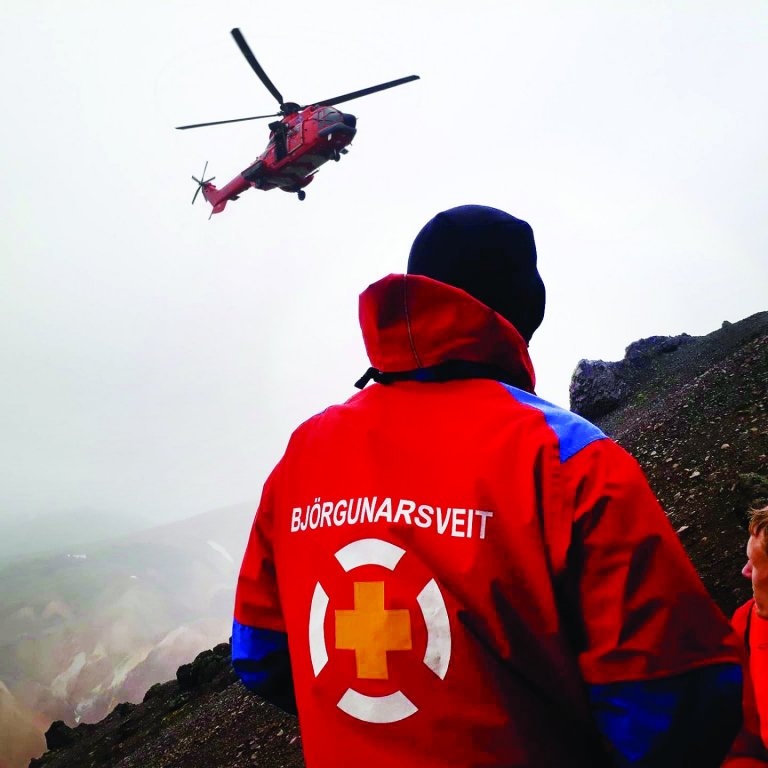 Mynd: Frá hálendisgæslu árið 2017 þegar að Skagfirðingasveit tók þátt í því að bjarga aðila á Bláhnjúk í Landmannalaugum sem var með höfuð og hryggáverka. Hér má sjá þyrluna búa sig undir lendingu en aðstæður voru erfiðar sökum mikillar þoku. Mynd: Smári Sigurðsson.