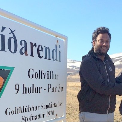 Hlynur Þór Haraldsson, sá hærri á myndinni, starfaði sem golfkennari á Hlíðarendavelli sumarið 2014. Hér er hann boðinn velkominn af fyrrverandi formanni GSS. Pétri Friðjónssyni. Mynd: GSS.