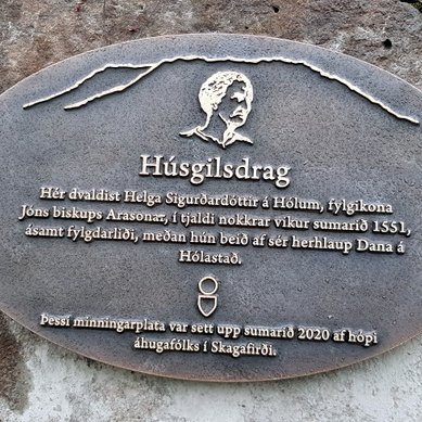 Minningarplatti um Helgu Sigurðardóttur, fylgikonu Jóns Arasonar á Hólum, í Húsgilsdragi suðvestur af Flugumýrardal, við suðurenda Glóðafeykis í Blönduhlíð í Skagafirði. Mynd: PF.