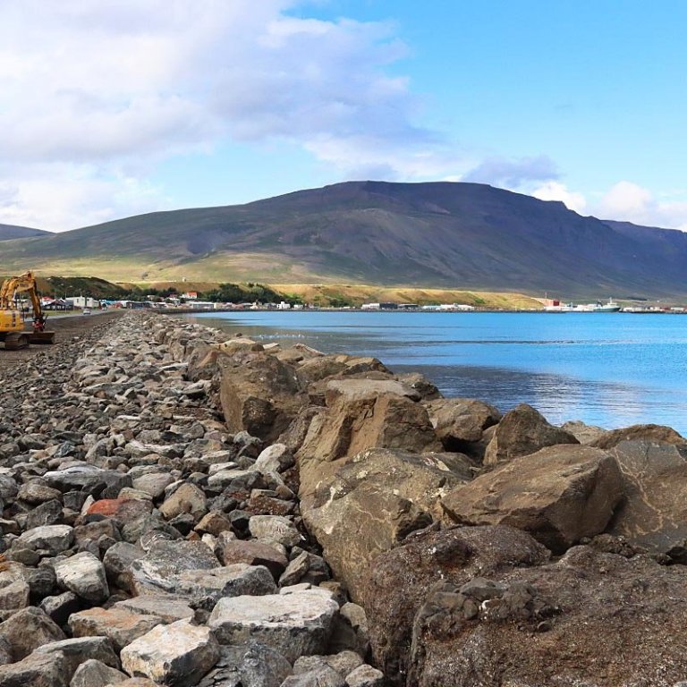 Að framkvæmdum loknum við varnargarðana við Strandgötu á Sauðárkróki. Aðrar myndir hér að neðan eru frá framkvæmdum í byrjun sumars og nú um mánaðamótin. MYNDIR: ÓAB