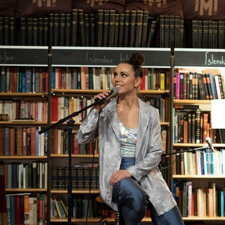 Tónlistarkonan Blankiflúr mun halda útgáfutónleika fyrstu breiðskífu sinnar Hypnopompic í Háa salnum á Gránu Bistro á Sauðárkróki á laugardaginn. Það er Inga Birna Friðjónsdóttir sem stendur að baki Blankiflúr.