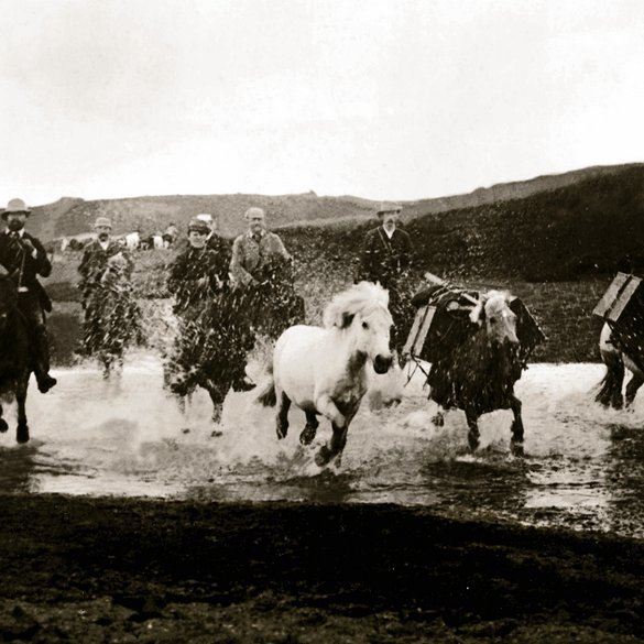 Á flengireið yfir á við Heklurætur. Myndin er tekin árið 1890 og er ein elsta ljósmynd tekin á Íslandi af hestum og reiðmönnum. Á þessum tíma var að auki mjög fátítt að taka mynd af fákum og reiðmönnum á ferð. Mynd úr bókinni Íslenski hesturinn, Gísli B. Björnsson, Hjalti Jón Sveinsson o.fl., útg. MM og SÍH, 2004. Ljm.: Ljm.safn Reykjavíkur, Tempest Anderson.