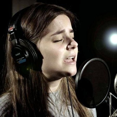 María Ólafsdóttir syngur Þér fylgja englar. Mynd af Facebook-síðu Löðurs