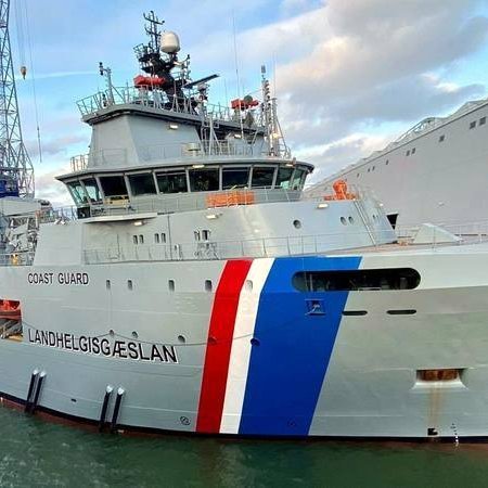 Nýsmíðað varðskipið Freyja heldur til Íslands. Mynd: Landhelgisgæslan.