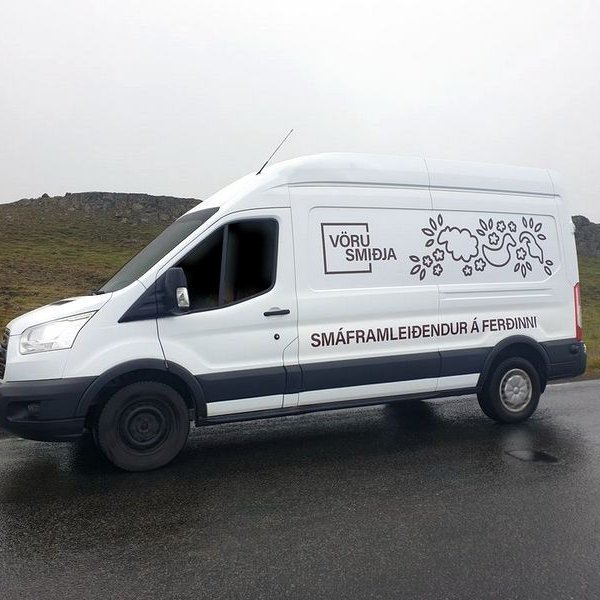 Tveir heppnir vinningshafar fengu 10 þúsund króna gjafabréf í Sölubíl smáframleiðenda sem fer um héruð reglulega og selur gómsætan varning beint frá býli. Mynd af FB síðu Vörusmiðju BioPol.