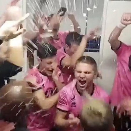 Stemningsmynd úr klefanum eftir að Kormákur/Hvöt hafði tryggt sér sæti í 3. deild í sumar. Skjáskot úr myndabandi.