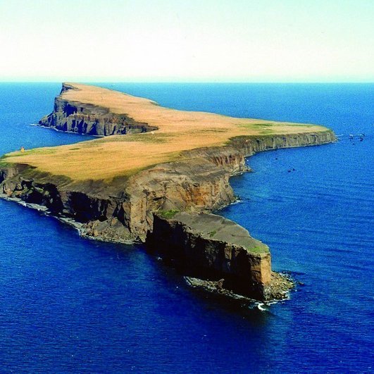 Loftmynd tekin af Málmey úr suðri sumarið 2004. Næst á mynd er klettastapinn Kringla og Kringluskarð sem skilur hana frá aðaleynni. Vestast um miðja eyna er Málmeyjarviti. Fjærst og hæstur er Kaldbakur. Þaðan er ákaflega gott útsýni í góðu skyggni. Bæjarstæðið er um miðja eyna að austan þar sem hún er breiðust. Myndir: Byggðasaga Skagafjarðar X. bindi.