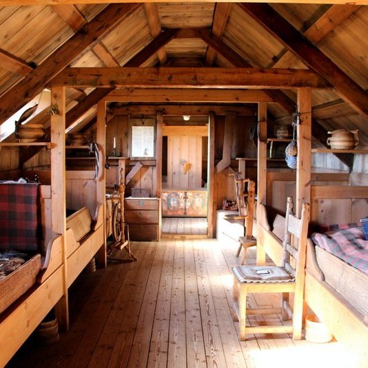 Baðstofan í Glaumbæ. Húsmæður sópuðu allan bæinn fyrir jólin. Allt var þvegið hátt og lágt, nærföt þvegin og stundum úr rúmunum líka. Mynd/BSk