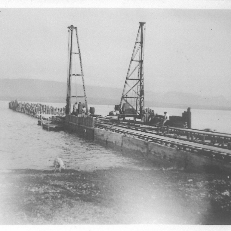 Frá uppbyggingu Sauðárkrókshafnar 1937. Myndirnar hér á síðunni eru úr búi Sveins Friðvinssonar og Ingibjargar Jósafatsdóttur, líklega úr fórum þáverandi vitamálastjóra, Emils Jónssonar, síðar þingmanns og ráðherra.