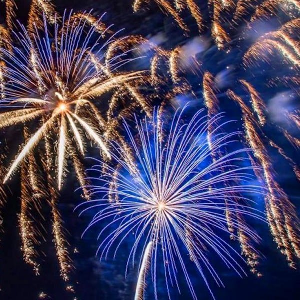 Flugeldasýning. MYND AF NETINU